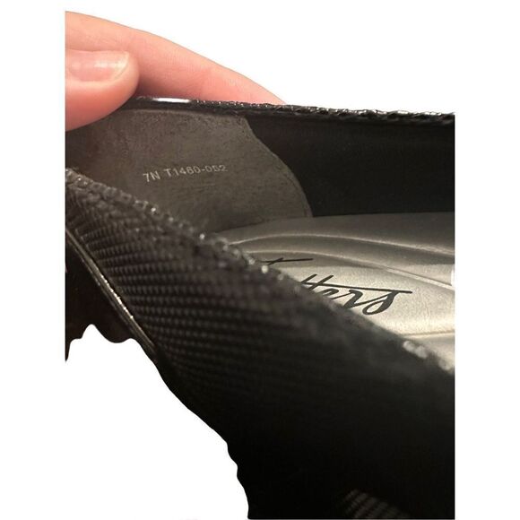 Trotters Daisy Pump in Black Texture with Patent Leather - Picture 10 of 10